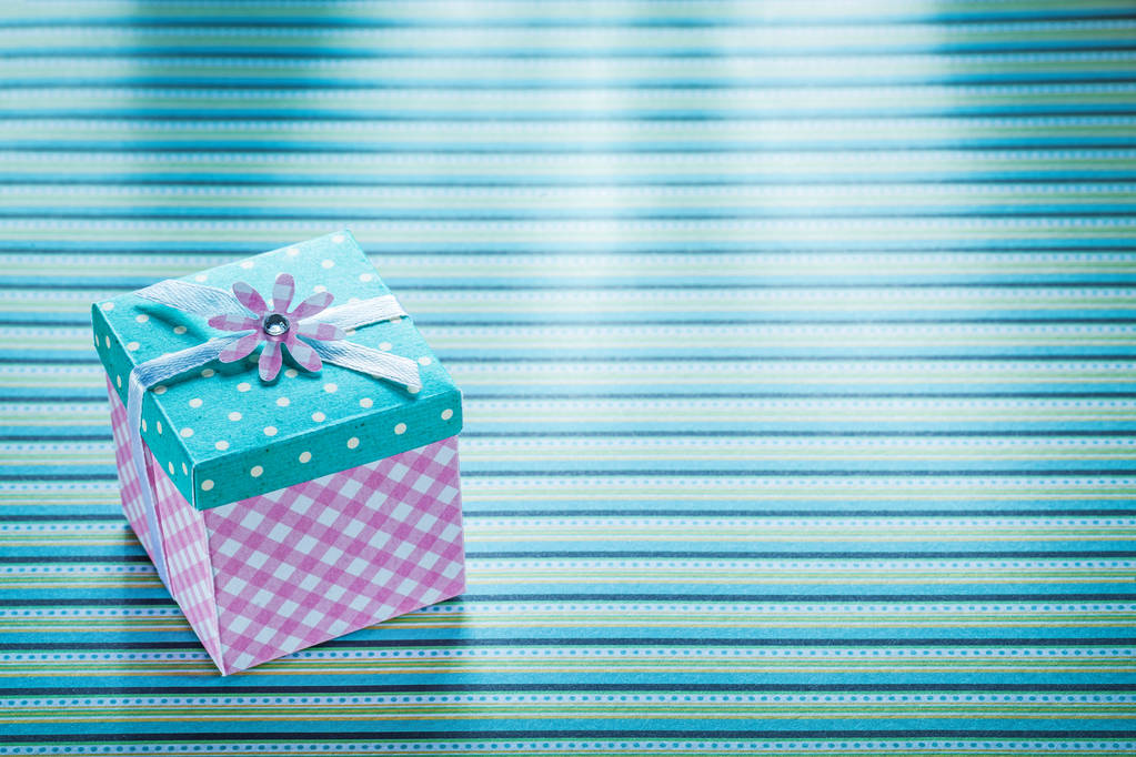 Подарункова коробка на смугастій тканині концепція святкування
 - Фото, зображення