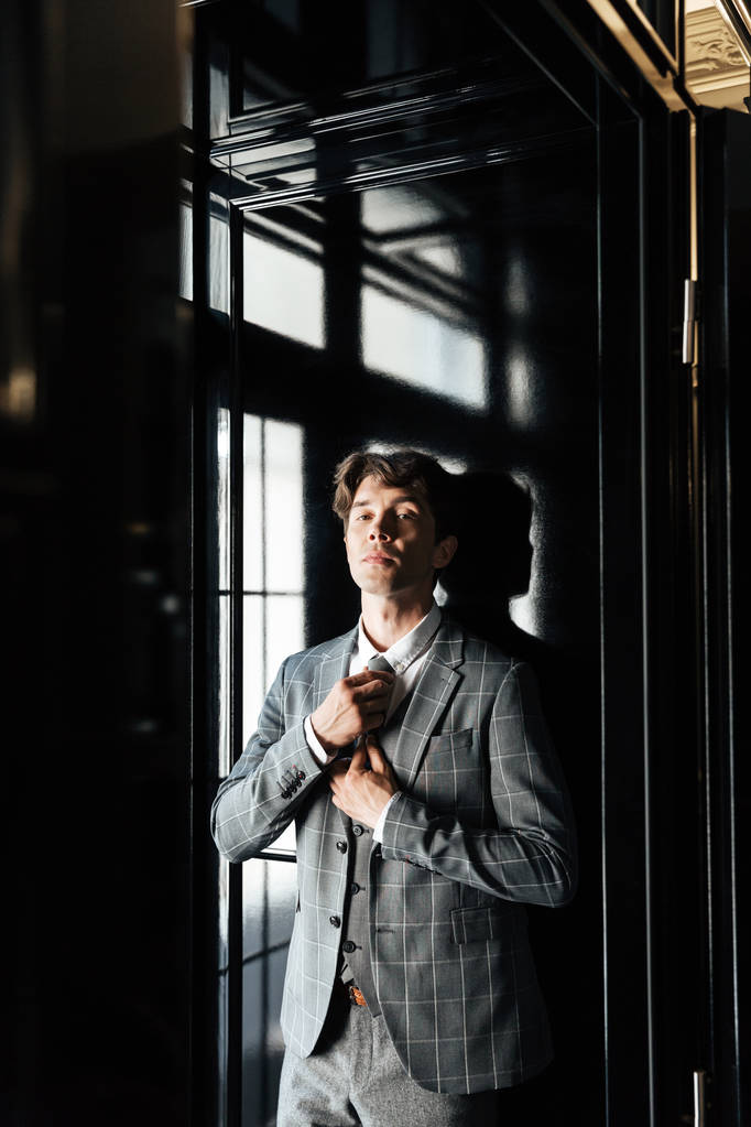 schöner erfolgreicher Geschäftsmann in Anzug und Krawatte posiert - Foto, Bild