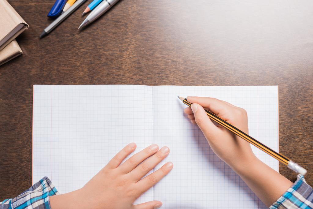 παιδί γράφοντας στο Σημειωματάριο - Φωτογραφία, εικόνα