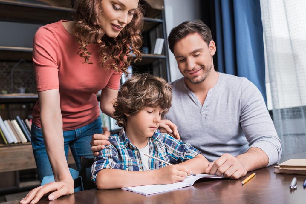 Eltern helfen Sohn bei Hausaufgaben - Foto, Bild