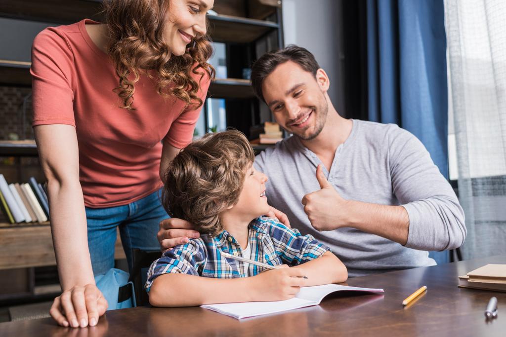 Parents aidant fils avec les devoirs
 - Photo, image