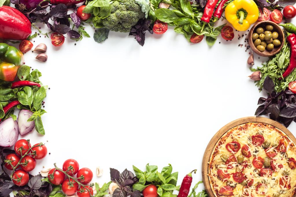 İtalyan pizza ve taze sebze - Fotoğraf, Görsel
