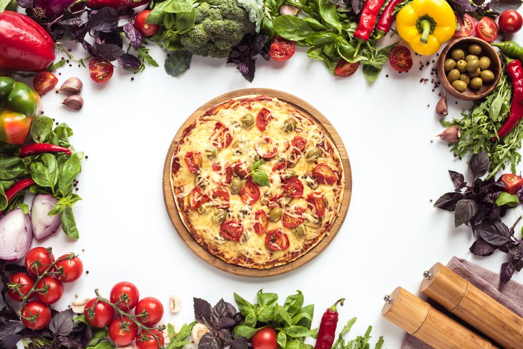 pizza italiana e legumes frescos
 - Foto, Imagem