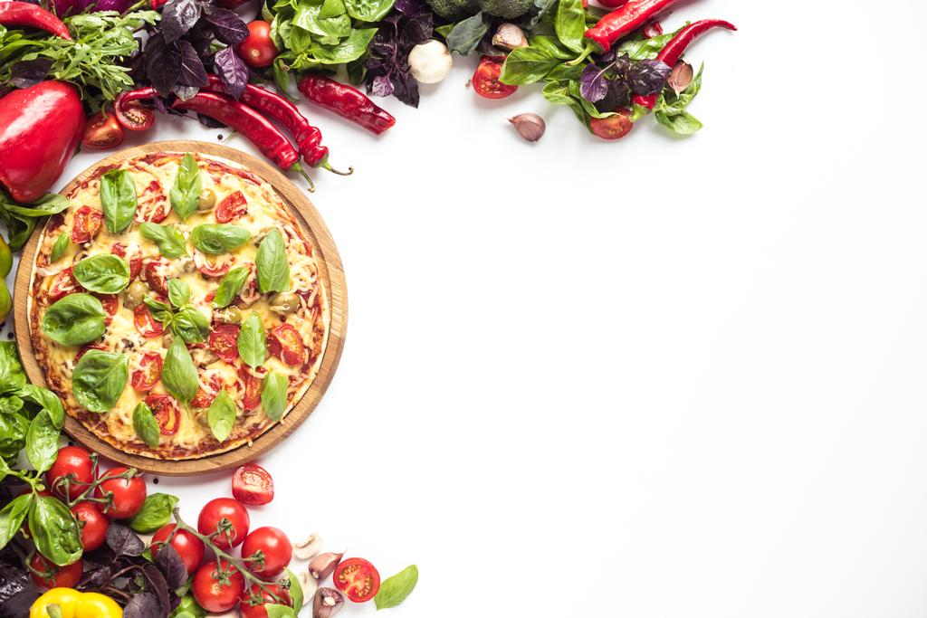 pizza italiana e verdure fresche
 - Foto, immagini