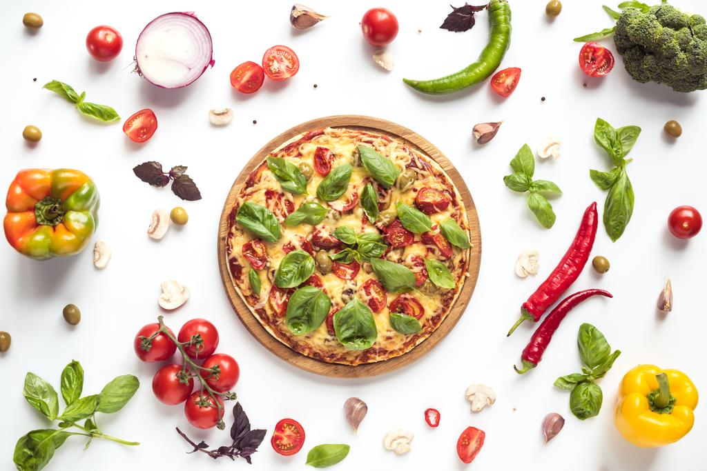 Italiaanse pizza en ingrediënten - Foto, afbeelding