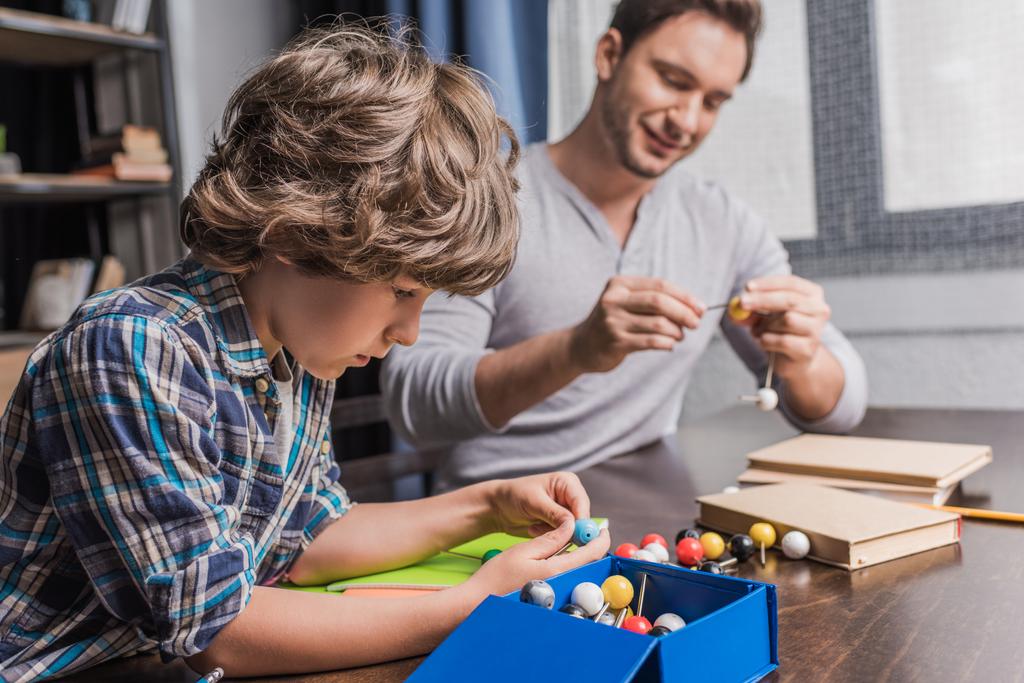 vader en zoon spelen met atomen model - Foto, afbeelding