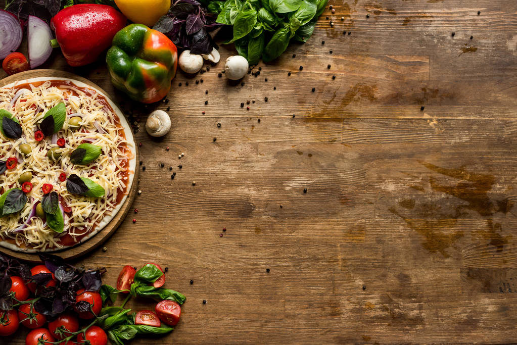 Сырая домашняя пицца с ингредиентами
 - Фото, изображение