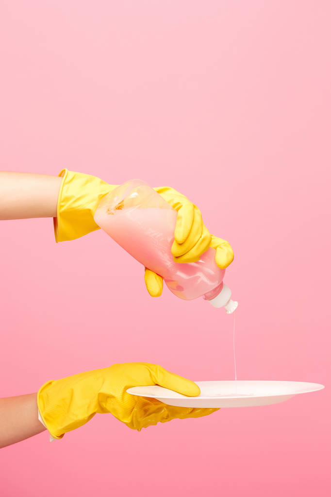 Руки в жовтих захисних рукавичках, що миють тарілку
 - Фото, зображення