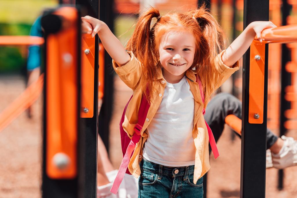 Rotschopfiges Kind auf Spielplatz - Foto, Bild