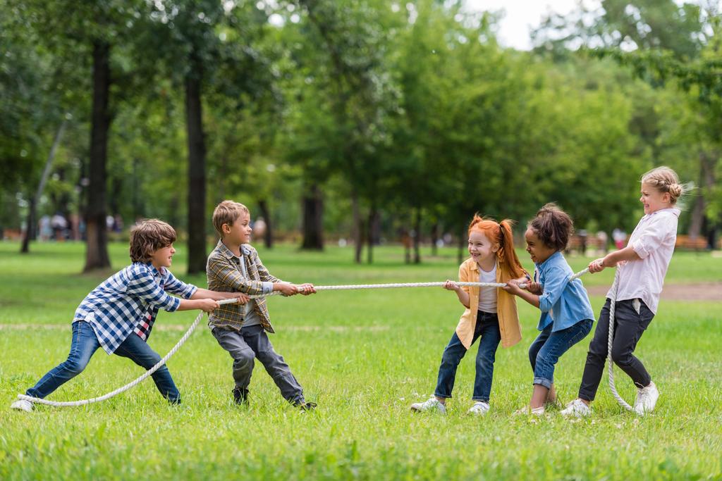 Παιδιά που παίζουν διελκυστίνδα - Φωτογραφία, εικόνα