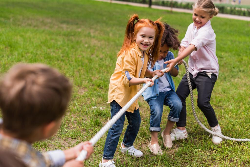 multi-etnisch kinderen touw trekken  - Foto, afbeelding