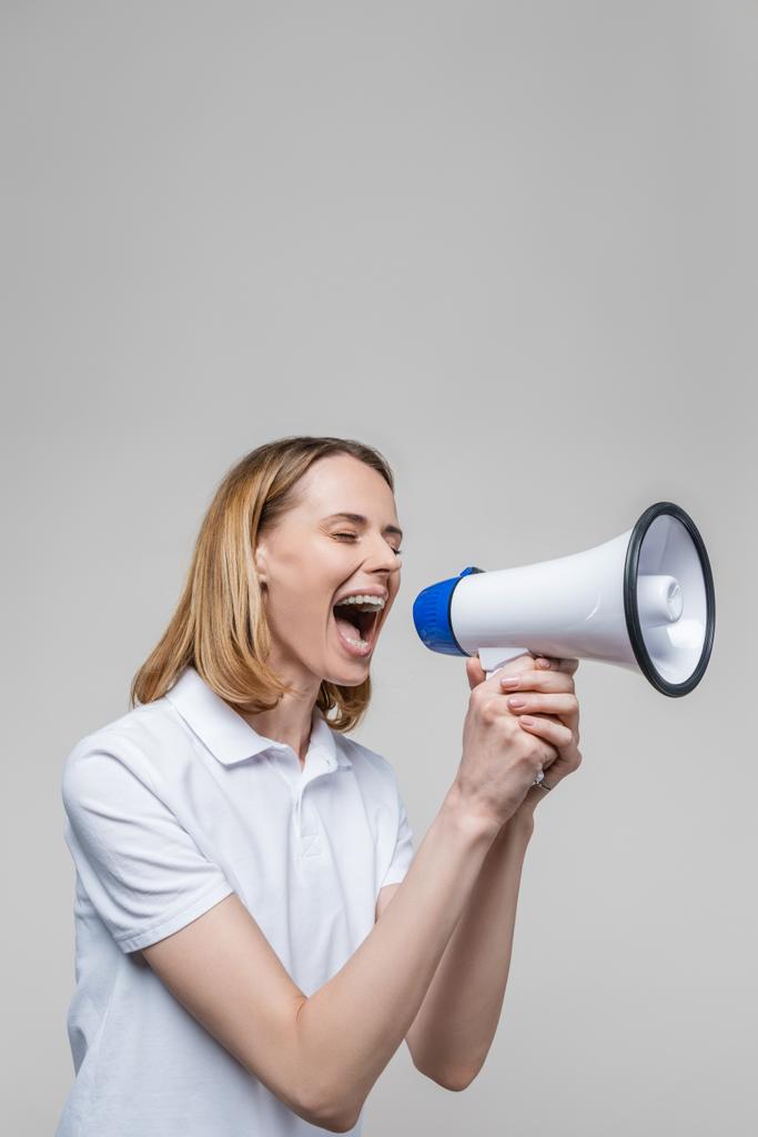 Mujer gritando en megáfono
 - Foto, Imagen