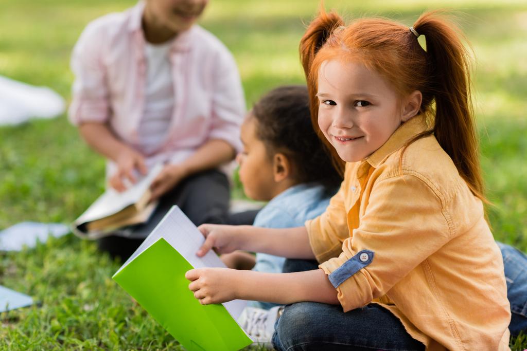 niños leyendo libros en el parque
 - Foto, imagen
