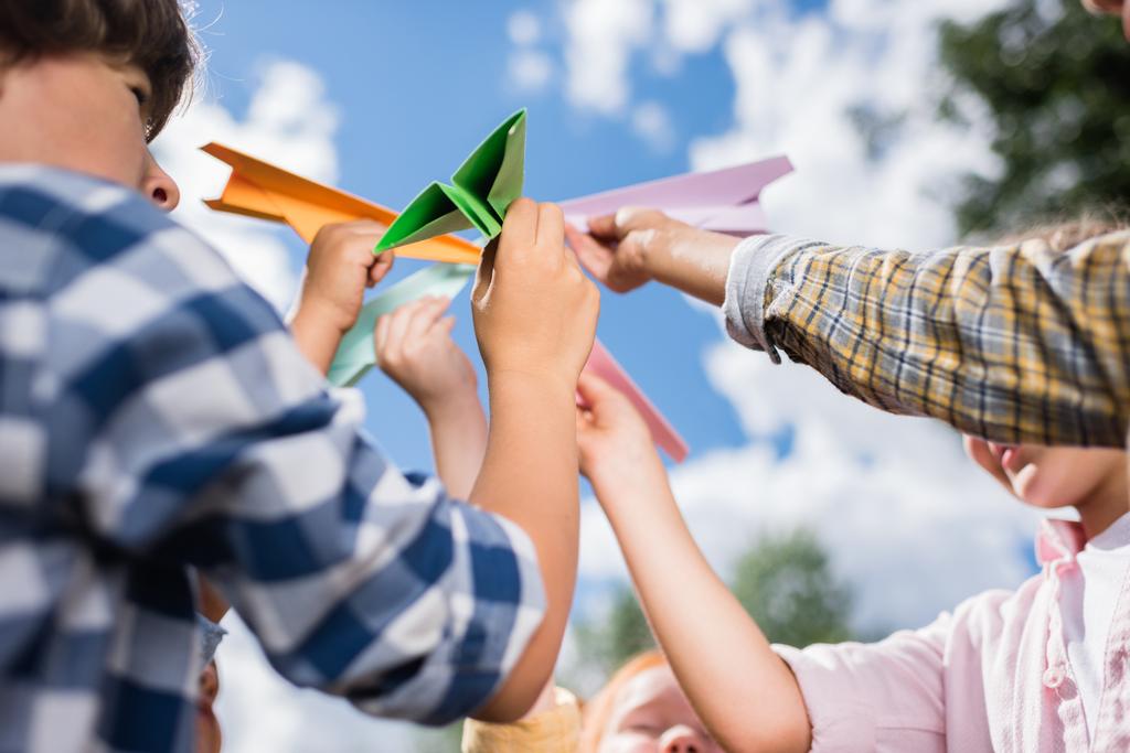Дети играют с бумажными самолетами
 - Фото, изображение