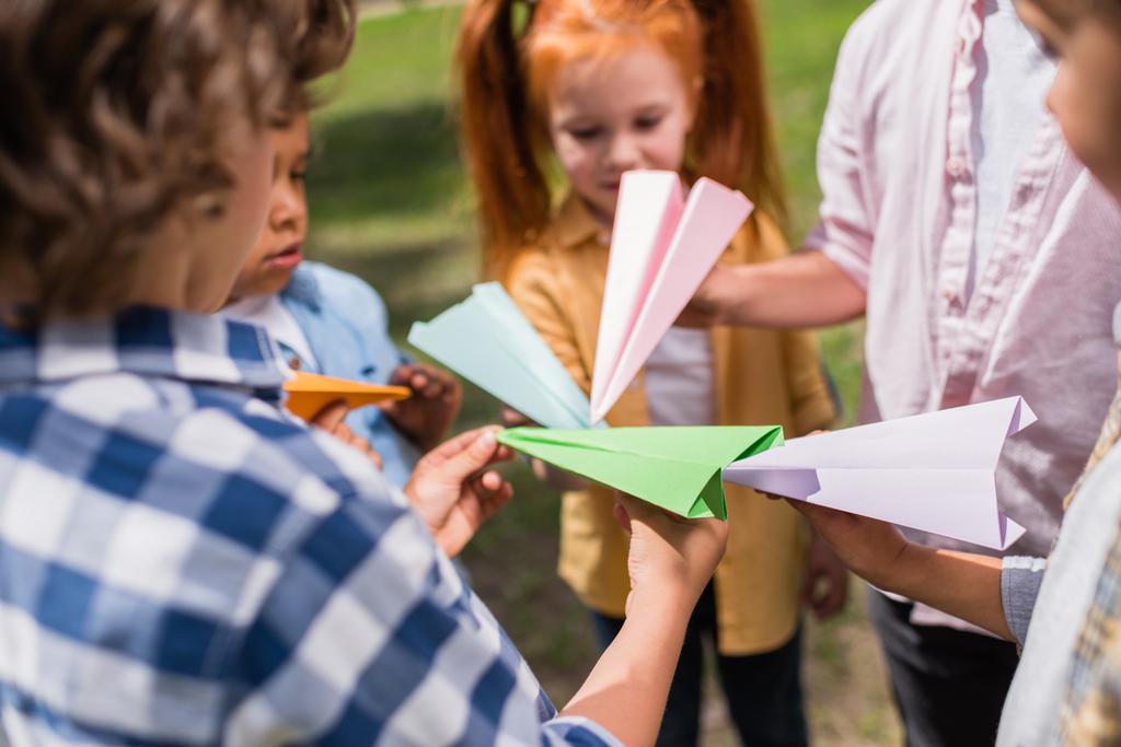 Niños jugando con aviones de papel
 - Foto, Imagen