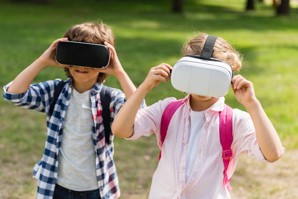 дети с гарнитурами VR
 - Фото, изображение