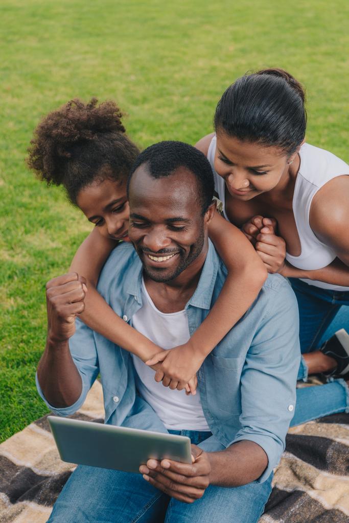 família afro-americana com tablet
 - Foto, Imagem
