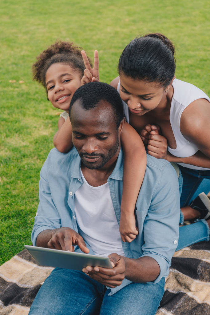 Afro-Amerikaanse familie met tablet - Foto, afbeelding