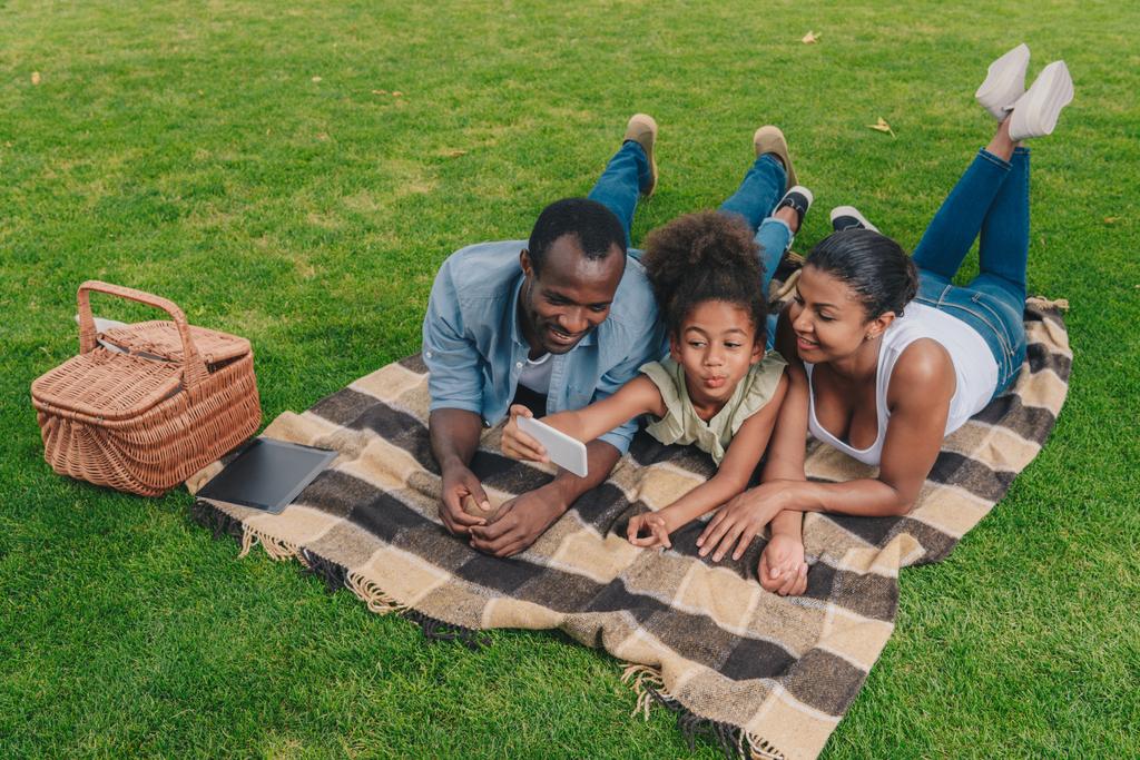 familia tomando selfie en el picnic
 - Foto, imagen
