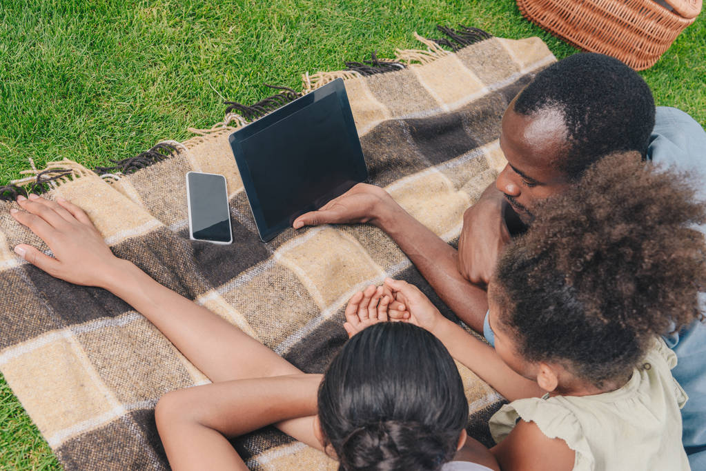 Aile piknik tablet ile - Fotoğraf, Görsel