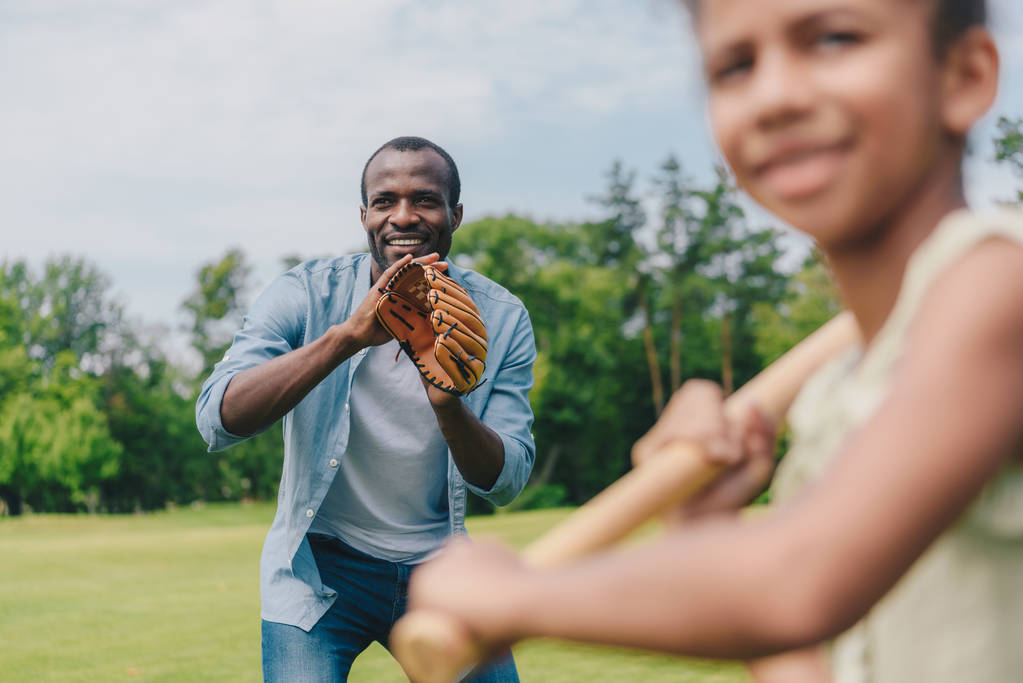 Famille afro-américaine jouant au baseball
 - Photo, image