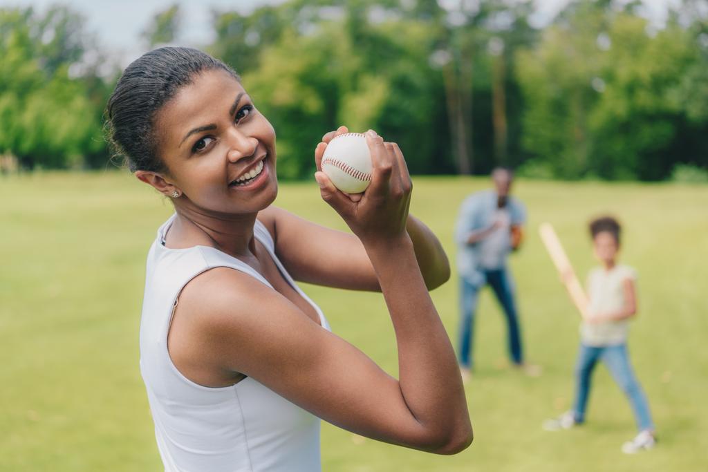 野球ボールを持つアフリカ系アメリカ人の女性 - 写真・画像