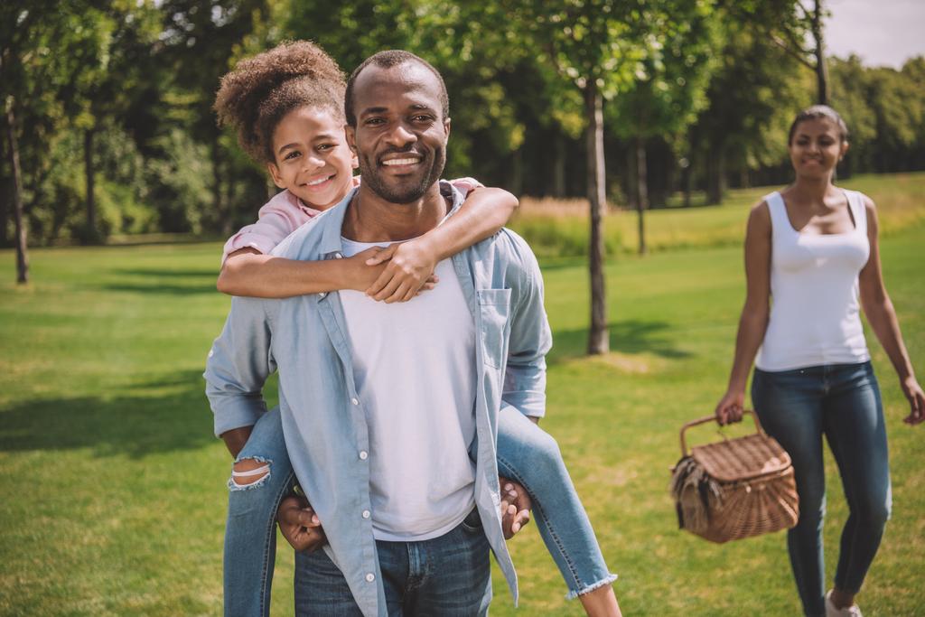 щаслива афроамериканська сім'я в парку
 - Фото, зображення