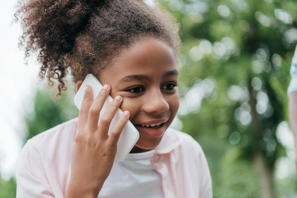 smartphone üzerinde konuşurken çocuk - Fotoğraf, Görsel