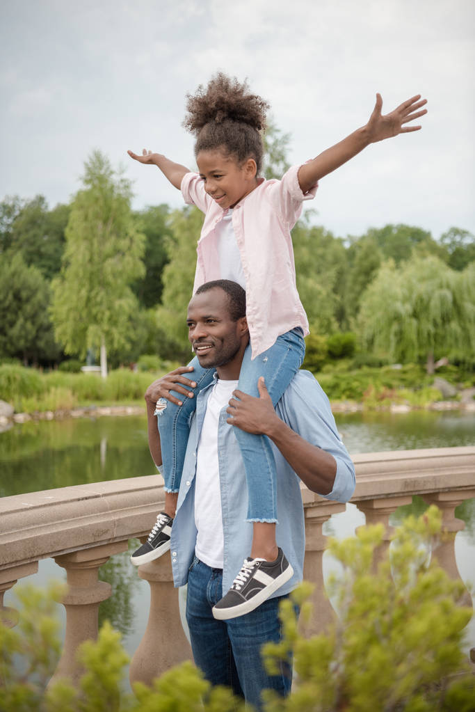 africká americká otec a dcera v parku - Fotografie, Obrázek