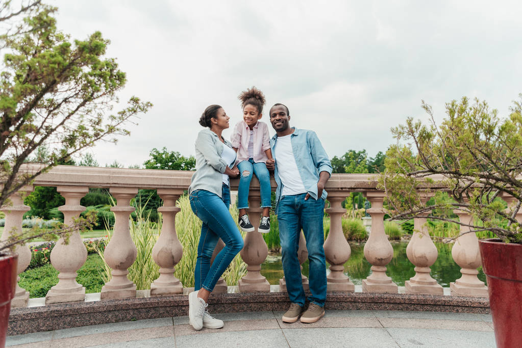 familia afroamericana en parque
 - Foto, imagen