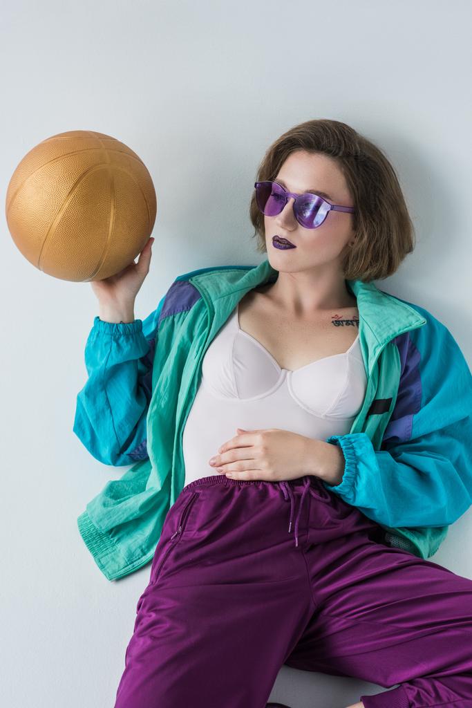 стильная женщина с мячом
 - Фото, изображение