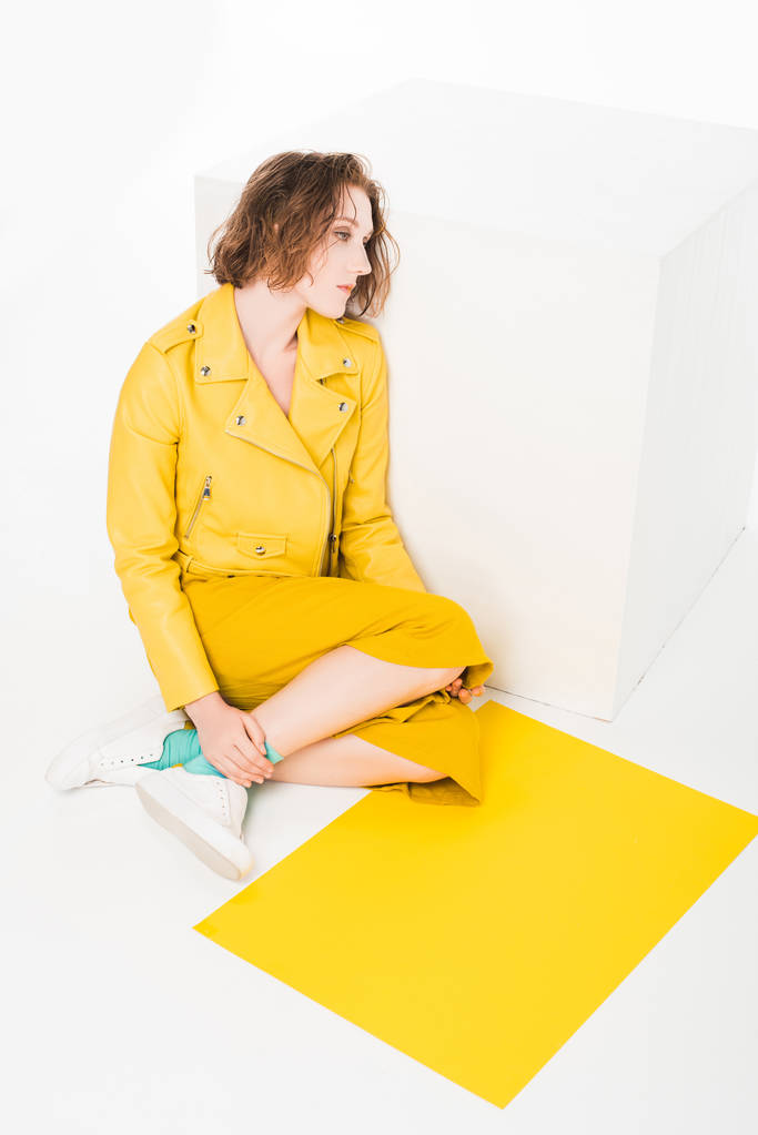 chica joven vestida de amarillo
 - Foto, Imagen