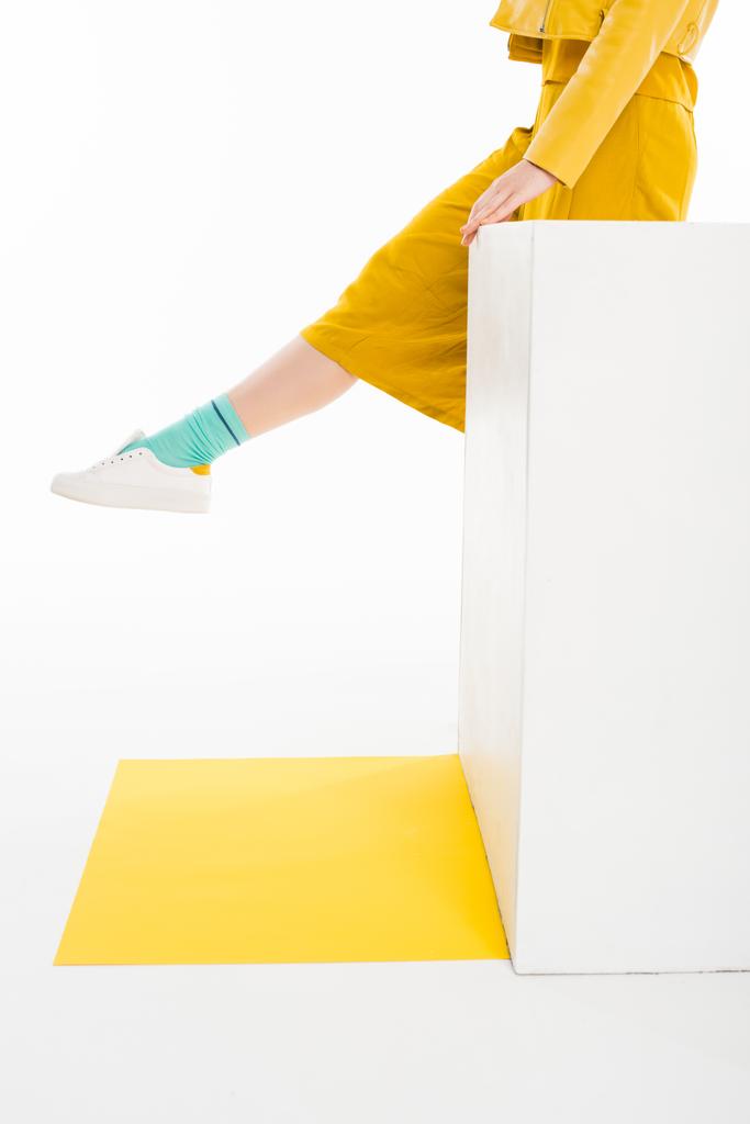 chica vestida de amarillo con calcetines turquesa
 - Foto, imagen