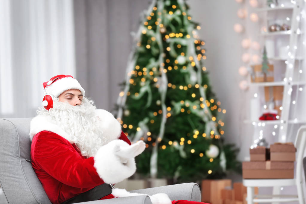 Санта-Клаус слушает рождественскую музыку
 - Фото, изображение