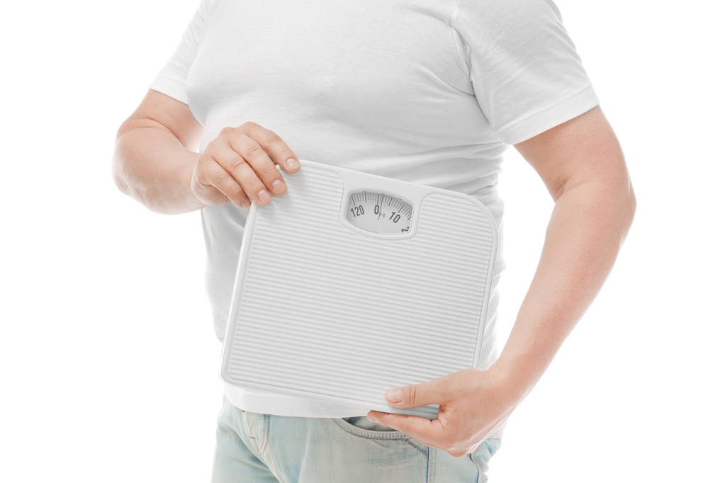 Übergewichtiger Mann mit Waage auf weißem Hintergrund. Ernährungskonzept - Foto, Bild