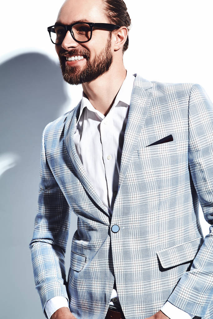 retrato de moda elegante hipster hombre de negocios modelo vestido con elegante traje azul claro aislado en blanco
 - Foto, imagen