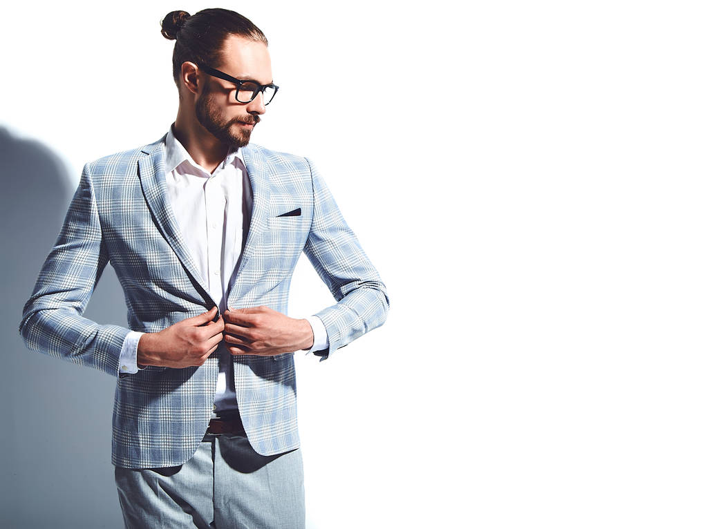 Porträt der schönen Mode stilvolle Hipster Geschäftsmann Modell in eleganten hellblauen Anzug isoliert auf weiß gekleidet - Foto, Bild