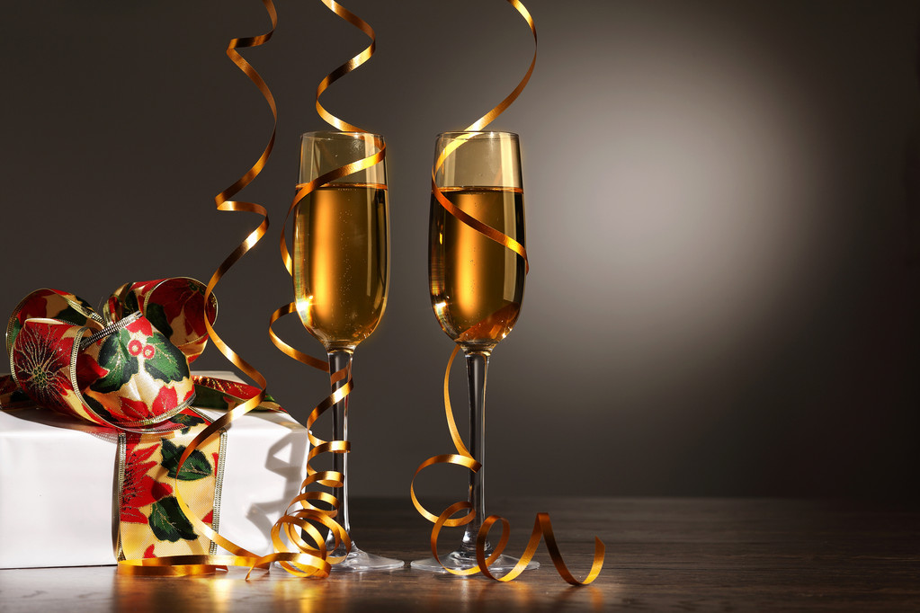 Verres de champagne à la fête du Nouvel An
 - Photo, image