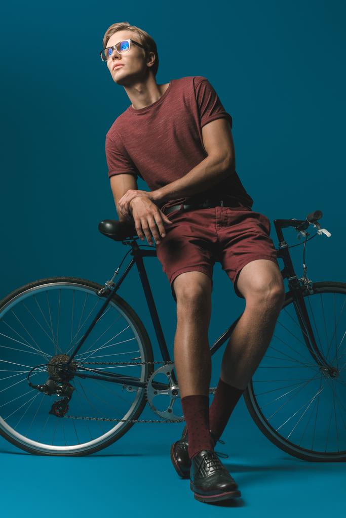 fiatal férfi vintage kerékpár - Fotó, kép