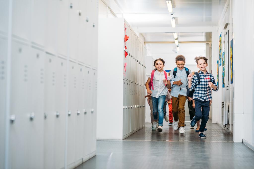 leerlingen lopen door school corridor - Foto, afbeelding