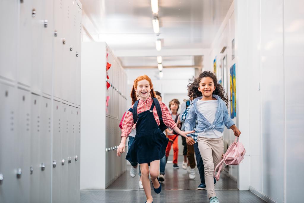 Οι μαθητές που τρέχει μέσα από το σχολείο διάδρομος - Φωτογραφία, εικόνα