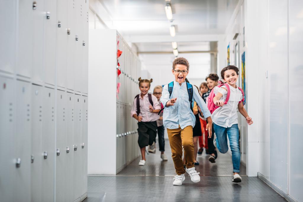 leerlingen lopen door school corridor - Foto, afbeelding