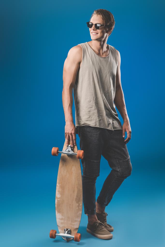 Jongeman met skateboard - Foto, afbeelding