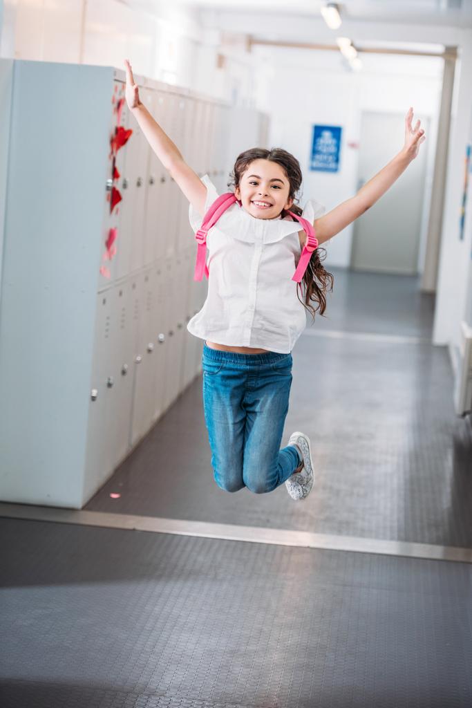 az iskolai folyosón jumping lány - Fotó, kép