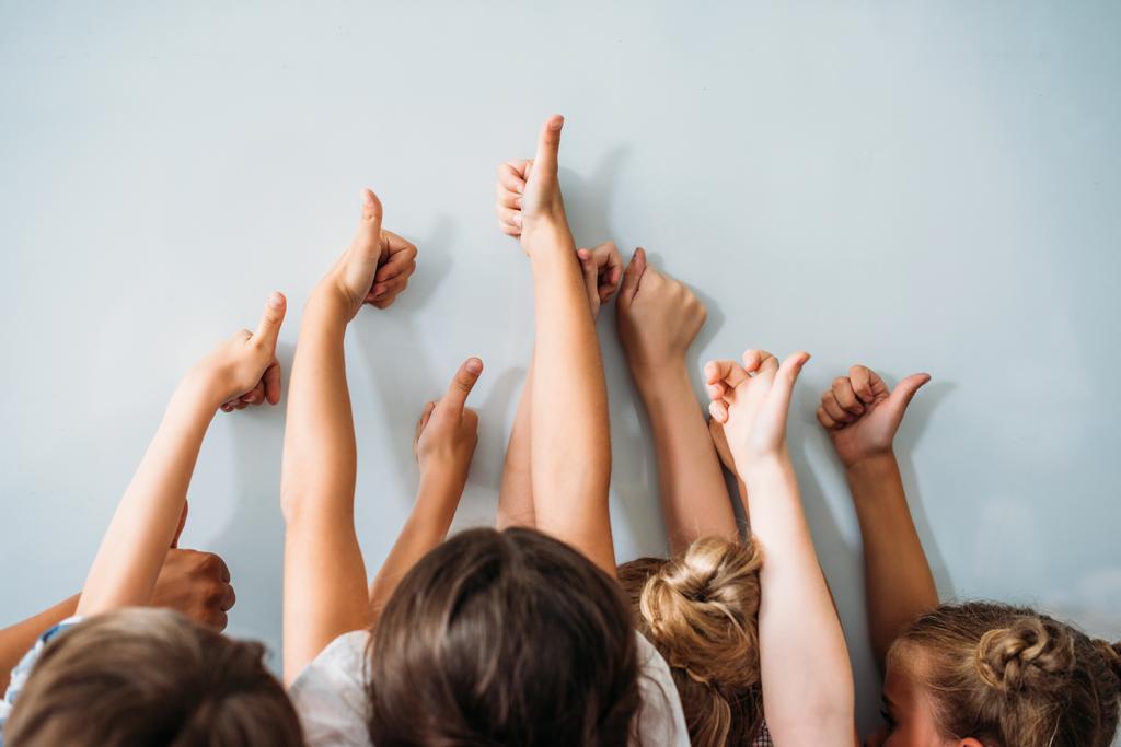 группа детей, показывающих большие пальцы вверх
 - Фото, изображение