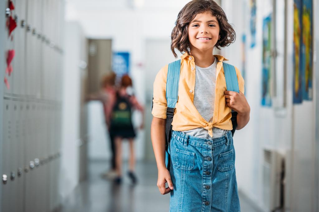 a hátizsák az iskolai folyosón iskoláslány - Fotó, kép