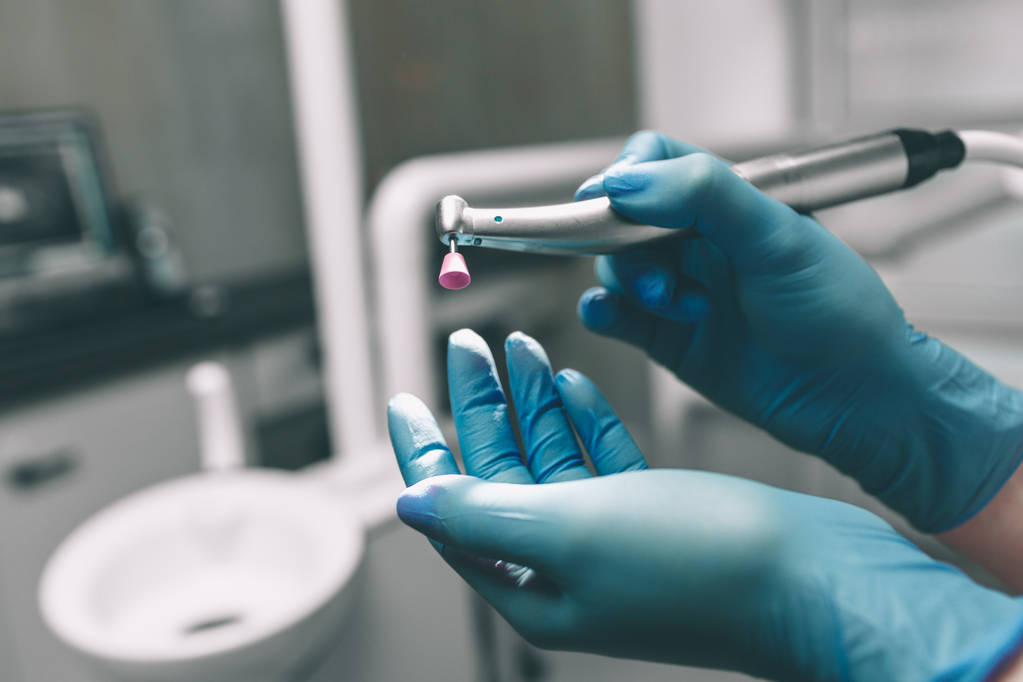 Detail der Hand halten zahnärztliche Werkzeuge in der Zahnklinik. Zahnärztliches Konzept. - Foto, Bild