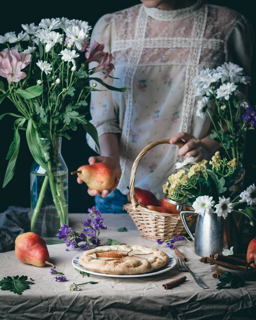 Cesta con peras, tarta de frutas y flores
 - Foto, imagen