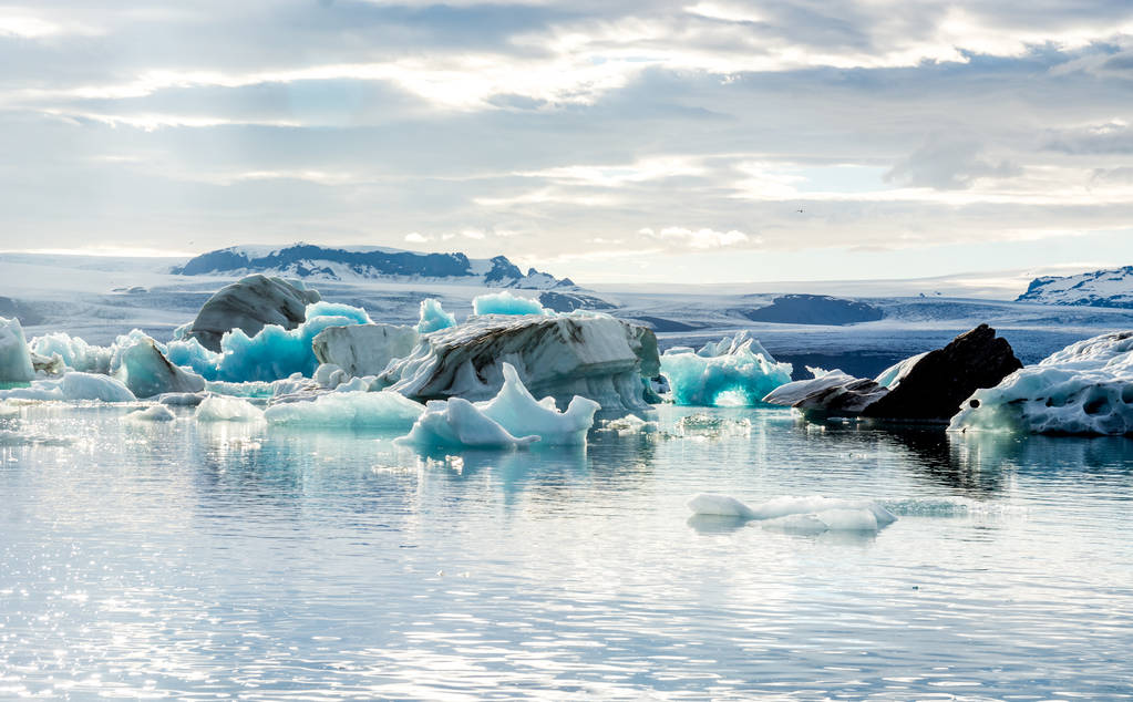 Laguna glaciale in Islanda, tempo nuvoloso, montagne all'orizzonte. Il lago glaciale riflette il cielo
 - Foto, immagini