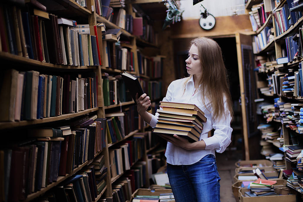 ビンテージの図書館や書店で素敵な学生の女の子のライフ スタイル肖像画 - 写真・画像